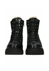 Botas de senderismo de cuero negro con un suave forro blanco, que presentan ojales de metal, cordones y una suela de goma negra gruesa con tracción.