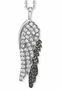 Collana d'argento con pendente a forma di ala, adornata con cristalli chiari su un lato e una finitura nera testurizzata sull'altro.