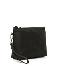 Portafoglio nero in nylon con chiusura a zip, cinturino da polso e hardware in argento. Texture liscia e forma rettangolare, adatto per trasportare piccoli oggetti.