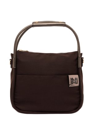 Pequeño bolso marrón oscuro con asas metálicas dobles, un bolsillo frontal y un parche de logo cosido en la esquina inferior derecha.