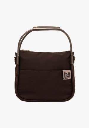Pequeño bolso marrón oscuro con asas metálicas dobles, un bolsillo frontal y un parche de logo cosido en la esquina inferior derecha.
