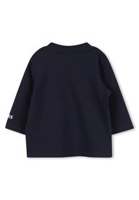 T-shirt à manches longues bleu marine en coton. Il présente un col rond, des poignets ourlés et un logo blanc sur la manche gauche.