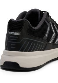 Czarny but sportowy z szarymi akcentami, siateczkowa cholewka, wyściełany kołnierz i biała podeszwa środkowa. Posiada wzorzyste detale i branding „ALL COURT”.}}