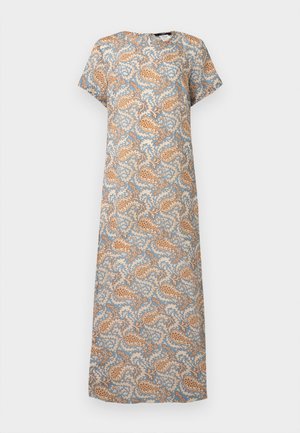 Robe maxi à manches courtes en tissu bleu clair avec des motifs complexes de paisley beige et de fleurs sur toute la surface.