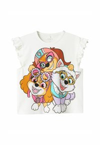 Biała koszulka z krótkim rękawem i falbanami na ramionach, z kolorowym nadrukiem przedstawiającym trzy rysunkowe psy w okularach i dodatkach.