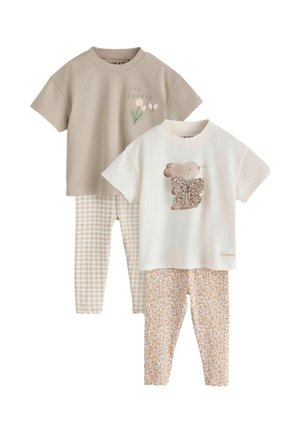 To sæt tøj til småbørn: en beige top med blomster- og sommerfugleprint og ternede bukser, en hvid top med museillustration og blomstrede bukser.