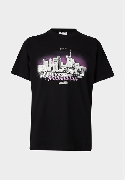 T-shirt noir Moschino avec un graphisme de skyline de ville en blanc et violet et le texte "Saluti da Milanhattan Moschino" sur le devant.