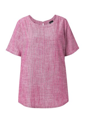 Kortærmet lyserød bluse med lodrette hvide striber og rund halsudskæring, med en lille knaplukning bagpå.