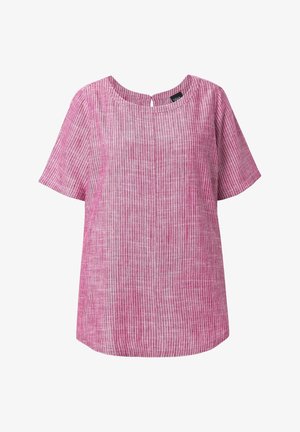 Kortærmet lyserød bluse med lodrette hvide striber og rund halsudskæring, med en lille knaplukning bagpå.