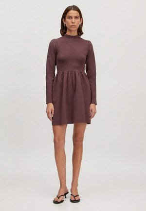 Mauve jurk met lange mouwen, een fitted lijfje en een uitlopende rok, gemaakt van zachte stof, bevat subtiele textuur en een ronde halslijn.