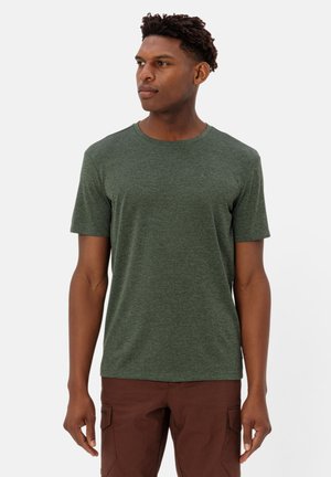 T-shirt vert chiné à col rond, manches courtes, texture douce, branding minimal sur la poitrine, associé à un short cargo marron.