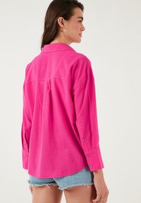 LELA Bluza s gumbima - fuchsia