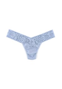 Lichte blauwe kanten thong met bloemmotief; heeft een brede kanten tailleband en een driehoekige vorm. Zachte, doorschijnende textuur.