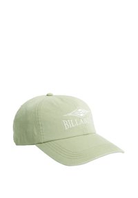 Groene katoenen honkbalpet met een gebogen rand, voorzien van een wit geborduurd "Billabong" logo op de voorkant en gestikte details op de rand.