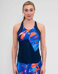Camiseta deportiva sin mangas con un patrón geométrico en azul, naranja y púrpura. Fabricada con un tejido ligero, presenta un escote redondeado.