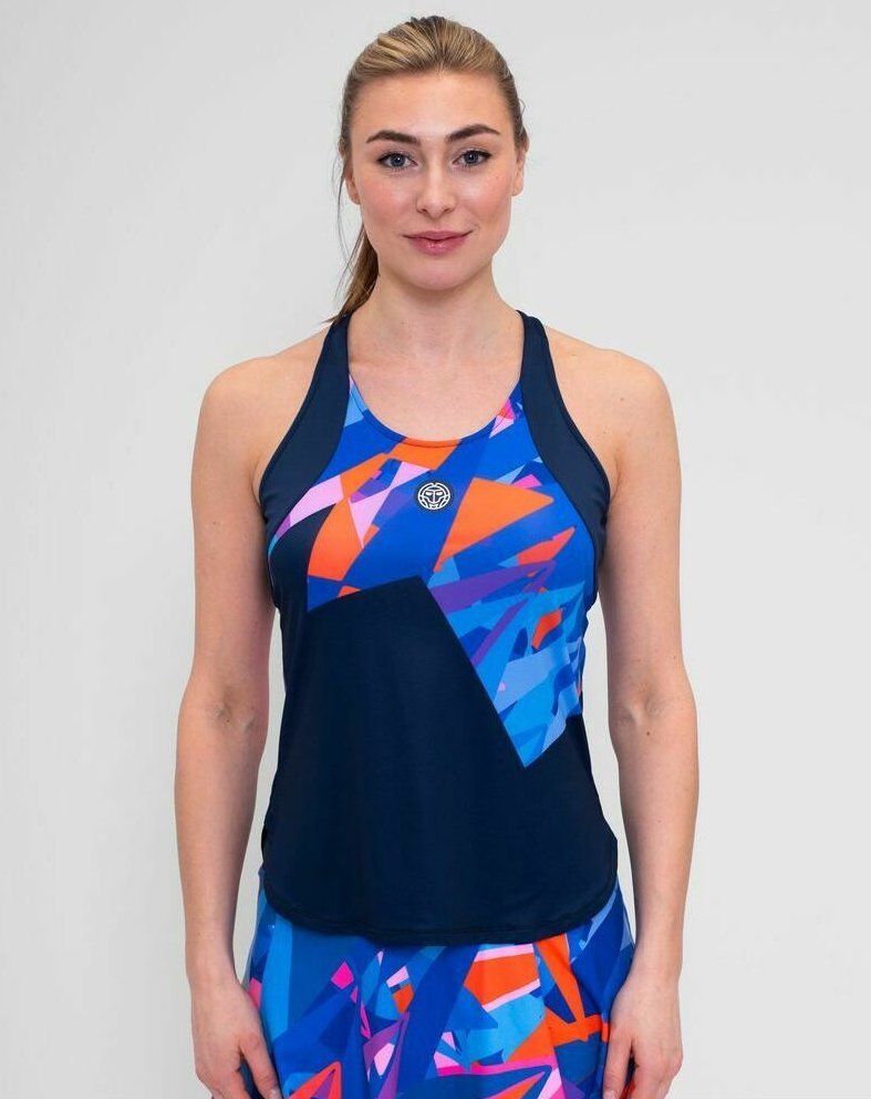 Camiseta deportiva sin mangas con un patrón geométrico en azul, naranja y púrpura. Fabricada con un tejido ligero, presenta un escote redondeado.