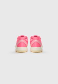 adidas Performance COURTFLASH UNISEX - Vairāku kortu tenisa apavi - lucid pink/silver-coloured/bliss pink