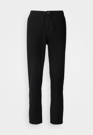 Pantalones negros y ligeros con cintura elástica, detalle de cordón, piernas rectas y una textura suave. Sin patrones visibles ni herrajes.