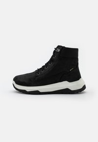 Stivale alla caviglia in suede nero con pannelli testurizzati, lacci sul davanti e suola in gomma bianca. Presenta un colletto imbottito e una suola resistente.