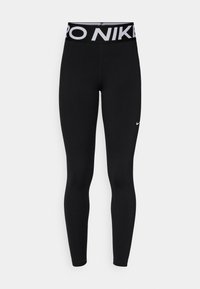 Černé legíny Nike v plné délce s širokým pasem, na kterém je velký bílý text "NIKE PRO" a malý bílý znak swoosh na levém stehně.