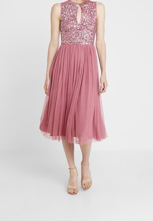 Ärmelloses Midi-Kleid in Mauve mit paillettenbesetztem Oberteil, Ausschnitt mit Schlitz, plissiertem Tüllrock, kombiniert mit nudefarbenen Riemchen-Heels.