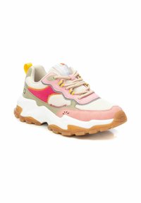 Zapatillas multicolores con parte superior de malla y ante en rosa, crema y verde, con una gruesa entresuela blanca y suela de goma.