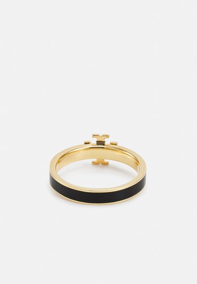 Anel banhado a ouro com uma faixa preta lisa, forma arredondada e um detalhe em forma de cruz. Design minimalista com cores contrastantes.