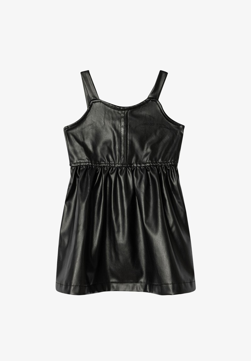 Robe sans manches en simili cuir noir avec un corsage ajusté et une jupe froncée, dotée de larges bretelles et d'une finition lisse et brillante.