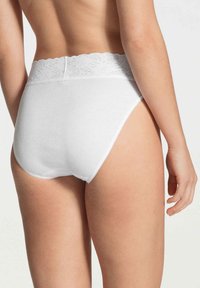 Hoge taille witte katoenen onderbroek met een gestructureerde kanten tailleband, gladde stof en een klassiek slipontwerp met volledige bedekking.