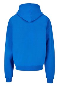 Modrá mikina s kapucí s volným střihem, žebrovanými lemy na rukávech a spodním okraji. Hladká textura látky bez viditelných log a vzorů.