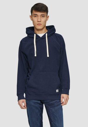 Marineblauwe hoodie met crèmekleurige koordjes, kangoeroezak en geribde boorden. Zachte textuur en een relaxed fit.