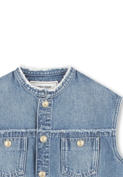 Jeansweste in einem hellblauen Farbton mit ausgefranster Halslinie und vorderen Taschen mit goldfarbenen Knöpfen. Kurze Ärmel und strukturierte Form.