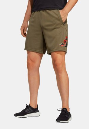 Olijfgroene sportshorts met zijzakken, een subtiele textuur en een rood-zwart grafisch ontwerp aan de onderzijde rechts.