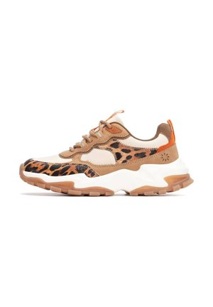 Scarpe da ginnastica con una combinazione di colori beige e marrone, arricchite da dettagli con stampa leopardata e una robusta suola intermedia bianca. Tessuto testurizzato e lacci resistenti.