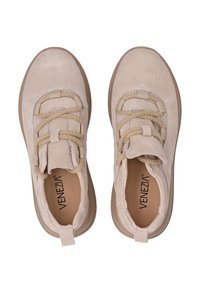 Béžové semišové boty s kulatou špičkou, texturovanými tkaničkami a gumovou podrážkou. Jsou vybaveny smyčkou na patě pro snadné obouvání. Brand name uvnitř.