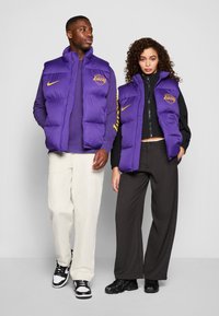 Nike Performance NBA CITY EDITION LOS ANGELES LAKERS PUFFER VEST - Brezrokavnik - field purple
