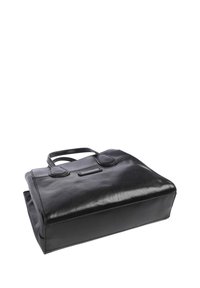 Borsa nera in pelle con forma rettangolare, base piatta, due manici arrotondati e superficie liscia. Presenta cuciture discrete e un piccolo logo decorativo.