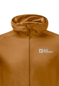 Bruine fleecejack met een hoge kraag, volledige rits en logo op de linkerkant van de borst. Glad textuur en slim fit ontwerp.