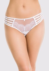 Białe koronkowe bielizna z przezroczystym siateczkowym przodem, ozdobnym wzorem koronkowym oraz wieloma białymi elastycznymi paskami akcentowanymi złotymi elementami.