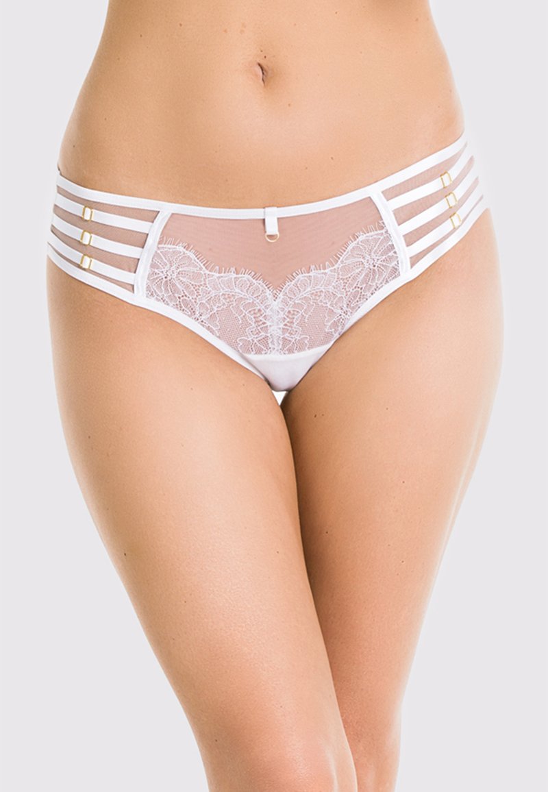 Białe koronkowe bielizna z przezroczystym siateczkowym przodem, ozdobnym wzorem koronkowym oraz wieloma białymi elastycznymi paskami akcentowanymi złotymi elementami.