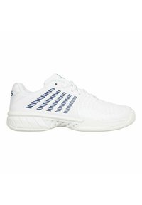 Zapatilla deportiva blanca con rayas horizontales azules, parte superior de malla texturizada, cierre de cordones y suela estructurada con cortes de ventilación.