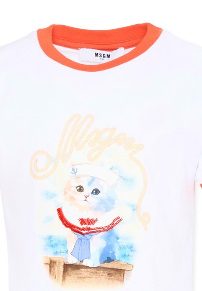T-shirt blanc avec col orange, présentant un chaton peint à l'aquarelle portant un chapeau de marin et un collier de perles rouges, assis sur une caisse en bois.