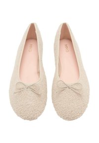 Une paire de ballerines texturées de couleur crème avec de petits nœuds à l'avant et des semelles intérieures roses, étiquetées MNG.
