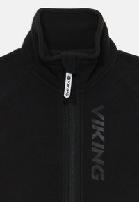 Giacca in pile nera con colletto alto, zip intera e logo riflettente "VIKING" sul davanti. Presenta una texture morbida e una vestibilità su misura.