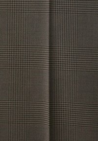 Tela texturizada de color marrón oscuro con un patrón de cuadros, que presenta sutiles variaciones en el tejido y la profundidad, proporcionando dimensión e interés visual.