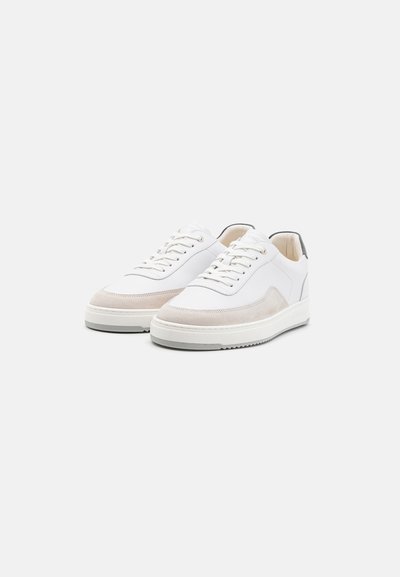 Baskets blanches avec une tige en cuir lisse et des accents en daim beige clair, bout rond et semelle épaisse en caoutchouc blanc.