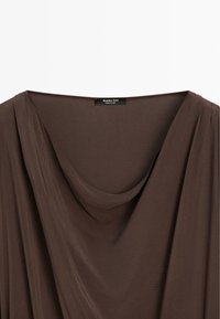Brązowa bluzka z szerokim dekoltem. Gładka tekstura i zwiewny materiał, z metką "Massimo Dutti". Prosty i elegancki design.