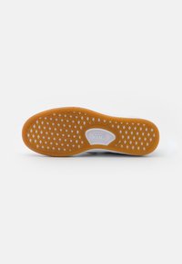 Gumos sportinio bato padas su raštuotu padu. Oranžinė apačia ir balta tarpinė, centre esantis "VANS" logotipas. Puikiai tinka sukibimui ir ilgaamžiškumui.