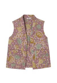 Gilet sans manches floral en rose, présentant des motifs botaniques jaunes et verts. Conçu sans boutons, avec une coupe décontractée et une ouverture à l'avant.