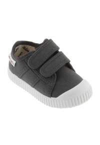 Scarpa di tela grigia con suola in gomma bianca, due cinturini in velcro, punta rotonda e parte superiore testurizzata. L'etichetta del marchio sul lato presenta i colori dell'Italia.